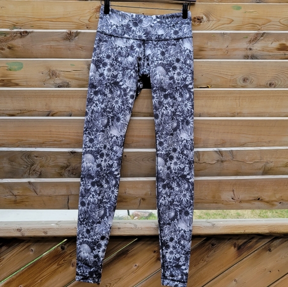 Lululemon Greyscale Floral Leggings Size 4 - Picture 1 of 4